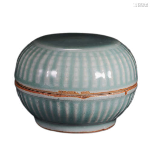 CHINESE CELADON ROUND BOX, SONG DYNASTY