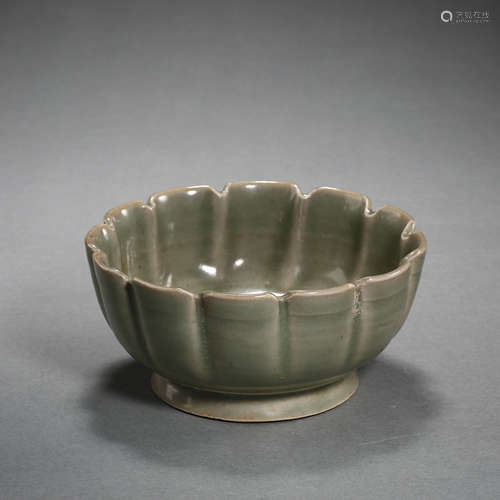 CHINESE CELADON FLOWER MOUTH PLATE, SONG DYNASTY