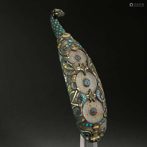 CHINESE BELT HOOK INLAID WITH GOLD, SILVER, TURQUOISES AND HETIAN JADE, WARRING STATES PERIOD