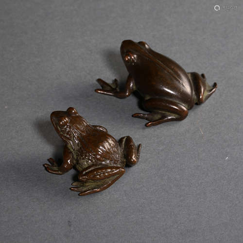 A PAIR OF CHINESE COPPER FROGS, QING DYNASTY