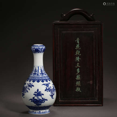 CHINESE BLUE AND WHITE GARLIC HEAD BOTTLE, QING D.