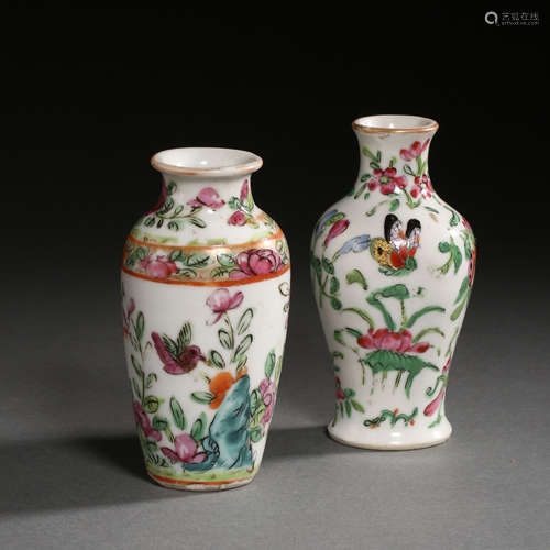 A PAIR OF CHINESE FAMILLE ROSE BOTTLES, QING D