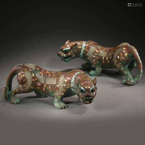 A PAIR OF BEASTES INLAID WITH GOLD, SILVER AND HETIAN JADES, WARRING STATES PERIOD, CHINA