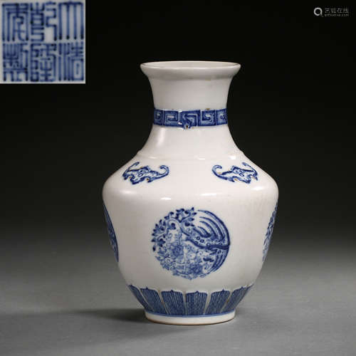 CHINESE QING DYNASTY BLUE AND WHITE VASE