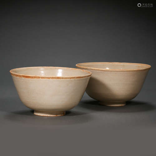 A PAIR OF CHINESE CELADON BOWLS, SONG DYNASTY