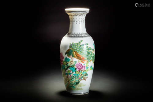 中国景徳鎮製款 在銘 粉彩孔雀花紋瓶