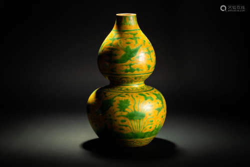 明 黄地緑彩水草魚紋 瓢形瓶