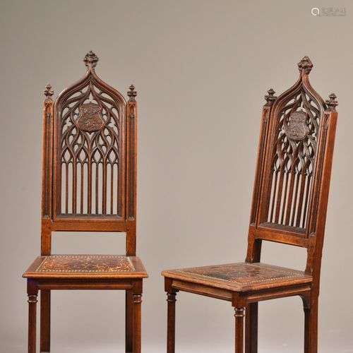 Paire de chaises néo gothiques en chêne mouluré et…