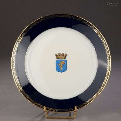 SÈVRES. Assiette en porcelaine, le bassin centré …