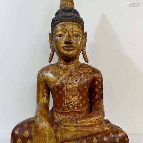 Important Bouddha en bois laqué rouge et doré assi…