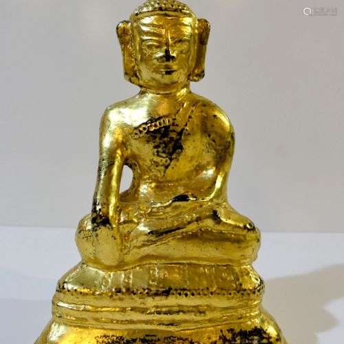 Rare Bouddha en bronze laqué et doré assis dans la…