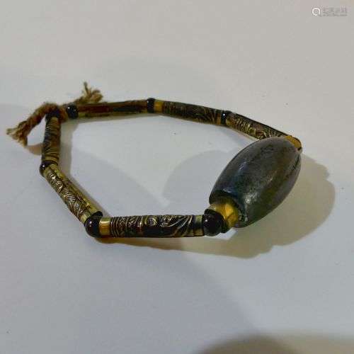 Bracelet en métal composé d'une Amulette en plomb …
