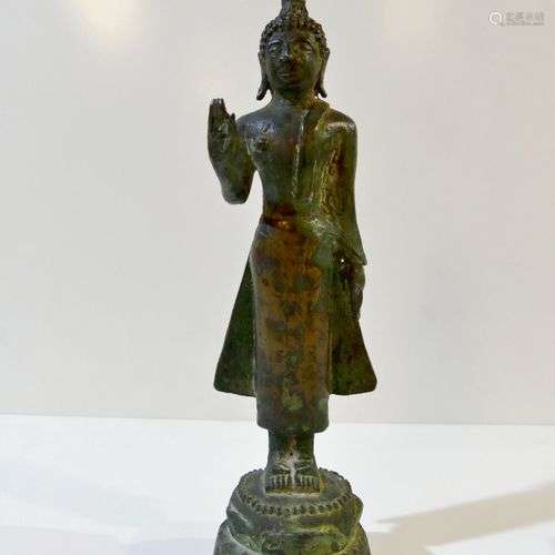 Rare Bouddha en bronze debout sur socle lotiforme,…
