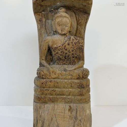 Intéressant Bouddha en bois assis dans la position…
