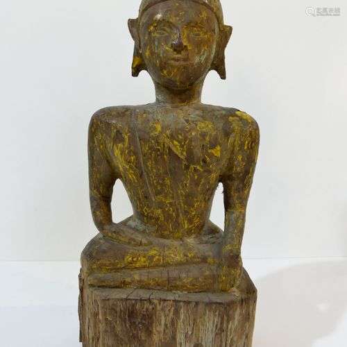 Bouddha en bois avec traces de coloration assis da…