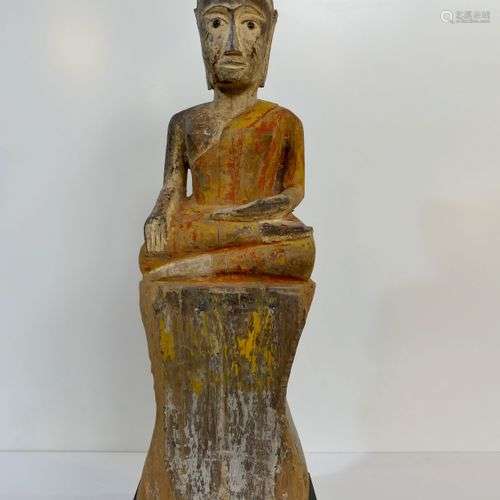 Bouddha en bois polychrome assis dans la position …