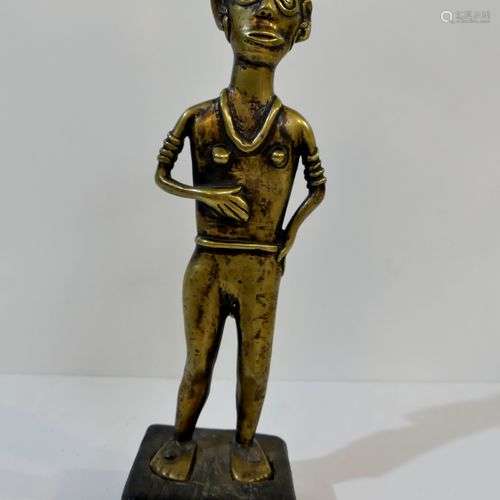 Personnage (Femme) nu en bronze, portant des bijou…