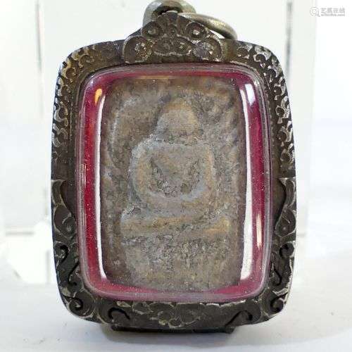 Amulette représentant un Bouddha dans la position …
