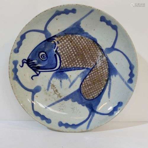 Assiette à décor de poisson bleu trouvée dans la r…