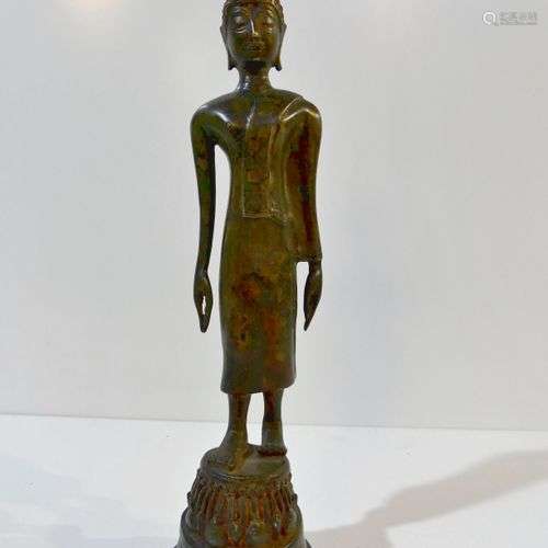Bouddha en bronze à belle patine debout marchant s…