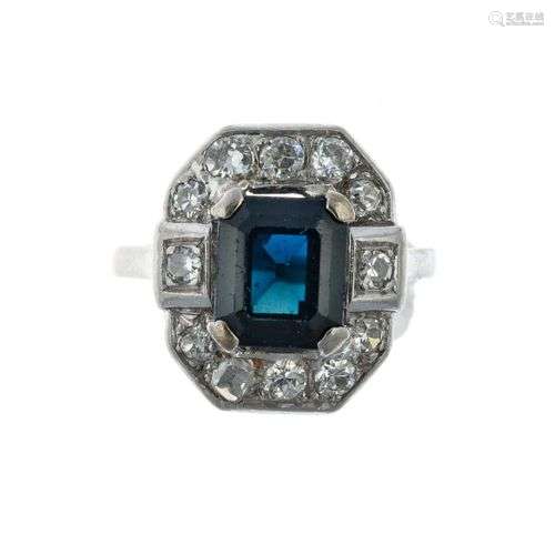 Bague hexagonale en platine ornée d’un saphir dans…