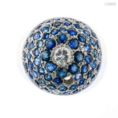 Bague boule en or gris 14 Kt sertie d’un pavage de…