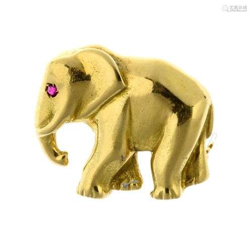 Broche “Éléphant” en or enrichie de rubis Poids br…