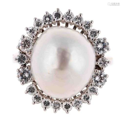 Bague en or gris centrée d’une perle baroque dans …