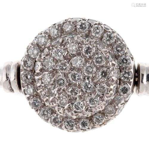 Bague en or gris centrée d’un motif circulaire ave…