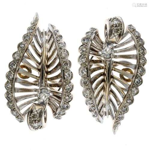 Paire de clips d’oreilles en or gris stylisant des…