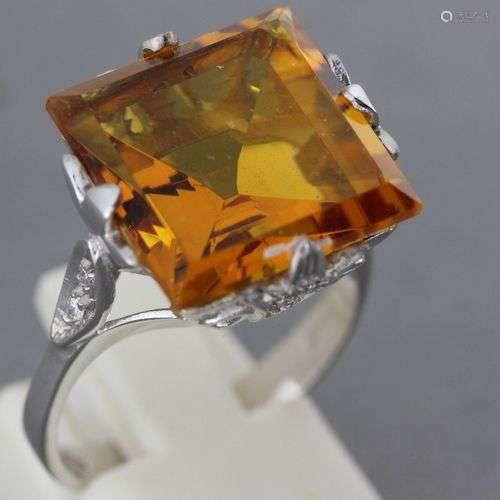 Bague en or ornée d’une citrine soulignée de brill…