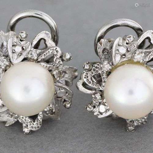 Paire de boucles d’oreilles en or ornées de perles…