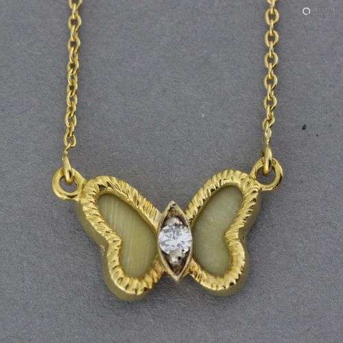 Collier en or à motif de papillon centré d’un bril…