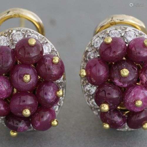 Paire de boucles d’oreilles en or ornées de boules…