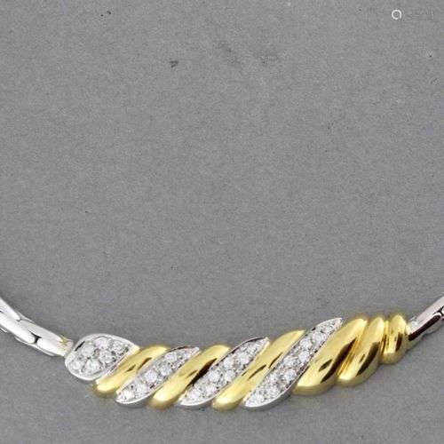 Collier en or gris orné d’un motif central en or d…