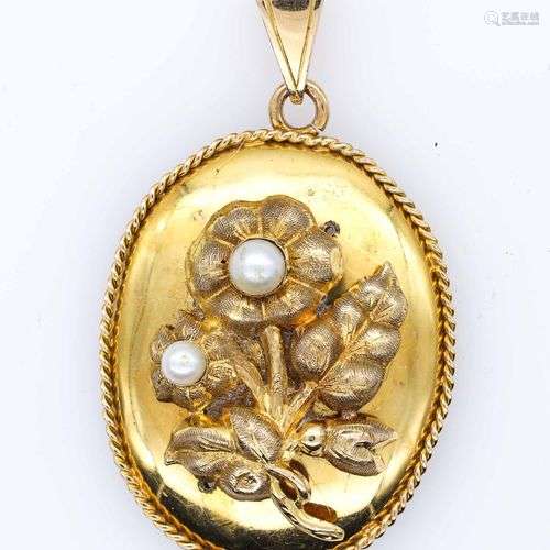 Pendentif en or centré d'un motif floral orné de d…