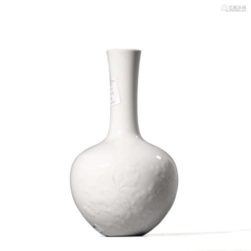 清十八世纪 白釉模印庭院洞石花卉纹小天球瓶