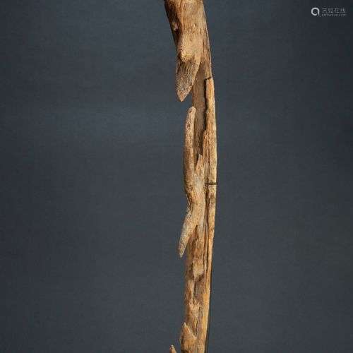 Archaïque figure à crochet « Yipwon » de forme arq…
