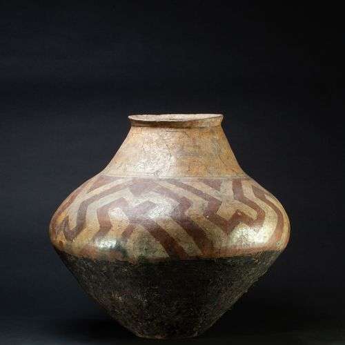Vase pansu à décor géométrisé en réserve évoquant …