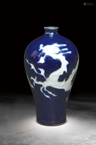 明 藍釉白龍紋梅瓶