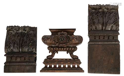 Two 17thC oak acanthus leaves sculpted corbels, H 77,5 - 48,5 cm / W 32 cm. Added a possibly Italian