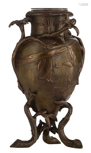 A patinated bronze floral decorated Art Nouveau vase, signed Peyrot, H 42,5 cm