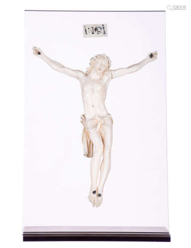 A finely sculpted ivory Corpus Christi on a plexi stand, 19thC, 20,3 x 27,5 cm (the Corpus Christi)