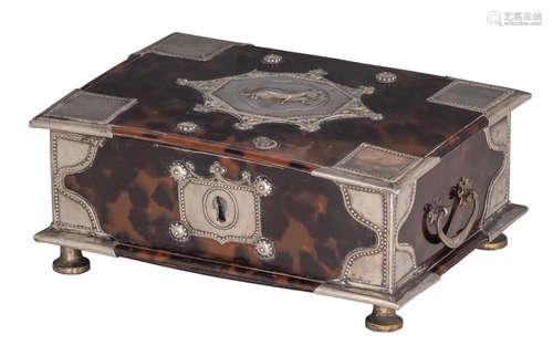 A fine Dutch-colonial tortoiseshell and silver-mounted betel box, late 18thC, H 8,5 - W 20,5 - D 15