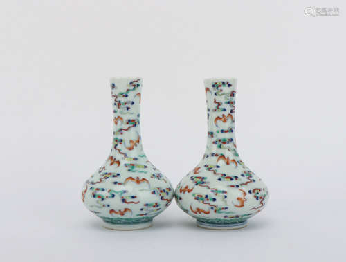 A PAIR OF DOUCAI BATS PATTERN PORCELAIN VASE