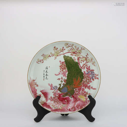 AN ENAMEL PEACOCK PATTERN PORCELAIN PLATE