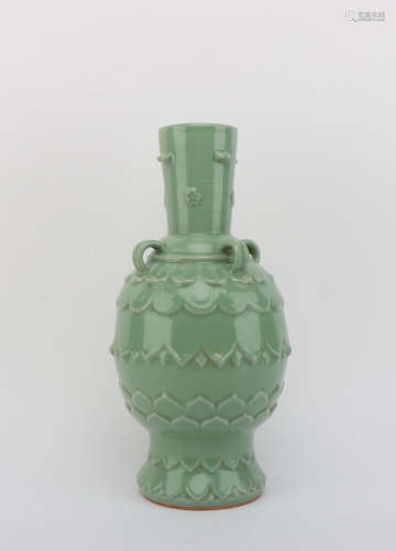 A LONGQUAN PORCELAIN VASE