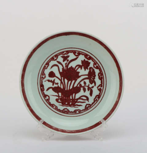 AN UNDERGLAZE RED FLORAL PORCELAIN PLATE