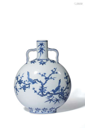 A CHINESE BLUE AND WHITE PORCELAIN MOONFLASK VASE