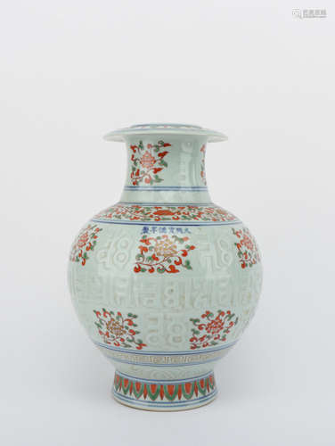 A RED&GREEN COLORED FLORAL PORCELAIN VASE